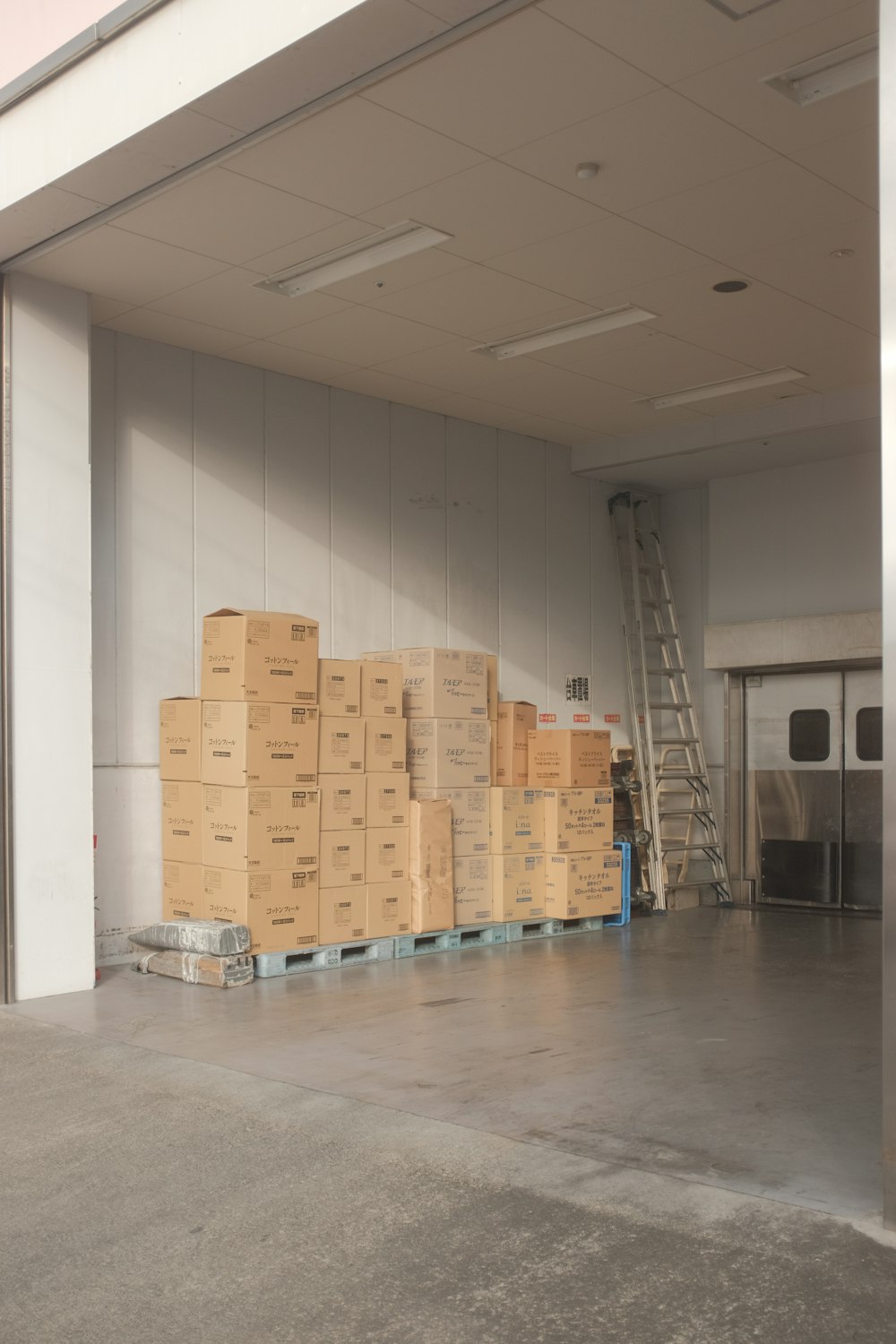 Cajas de compras recibidas en un negocio
